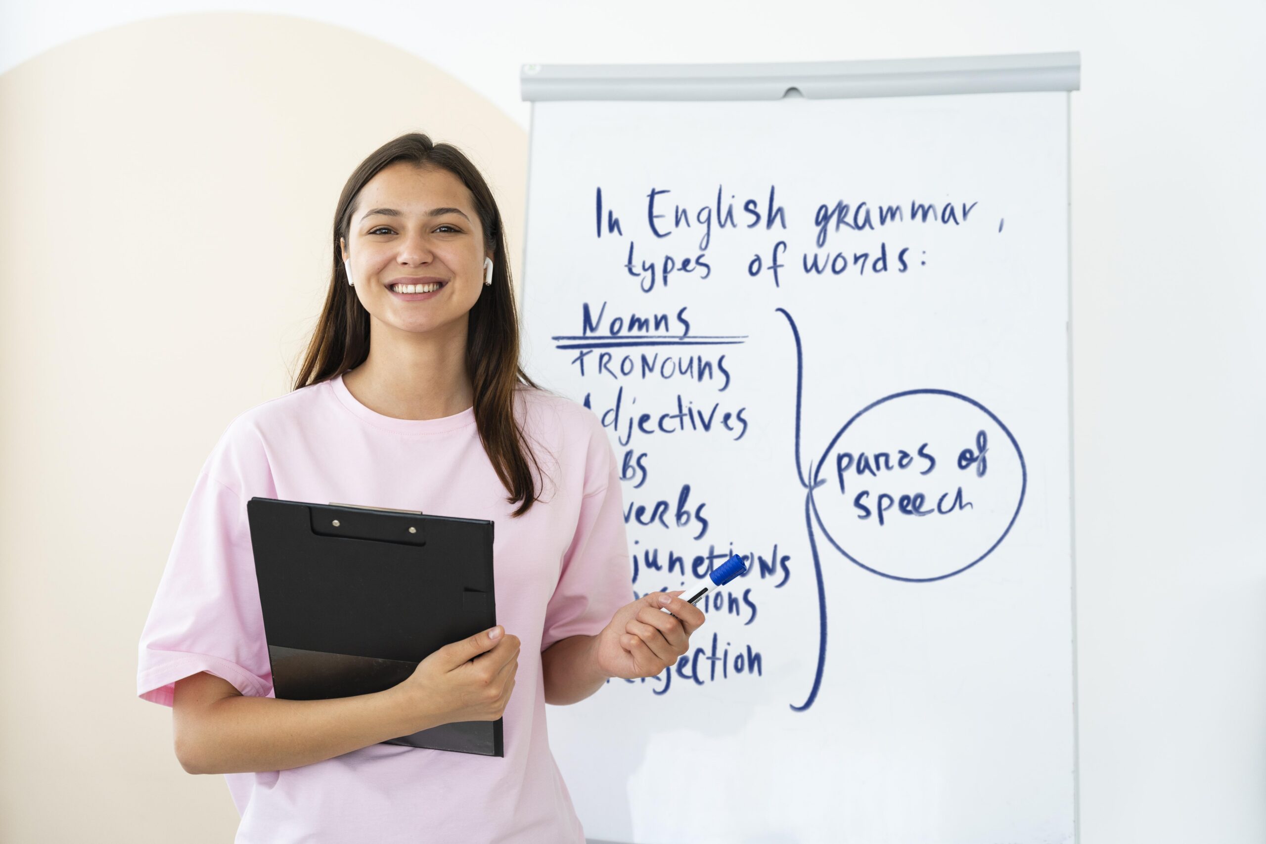 Accueil jeune femme enseignant des cours d anglais