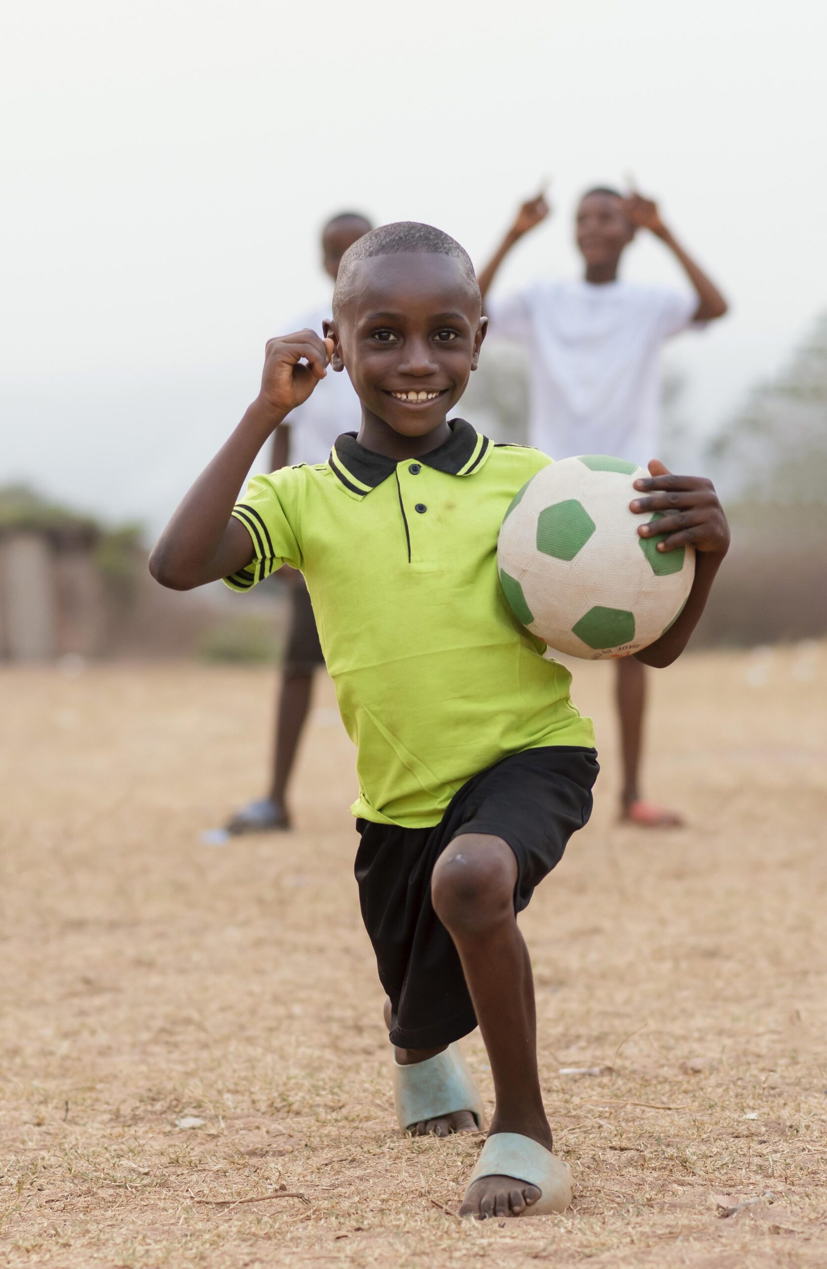 portrait enfant africain avec ballon de football